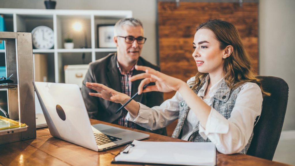 employees working in mentorship relationship